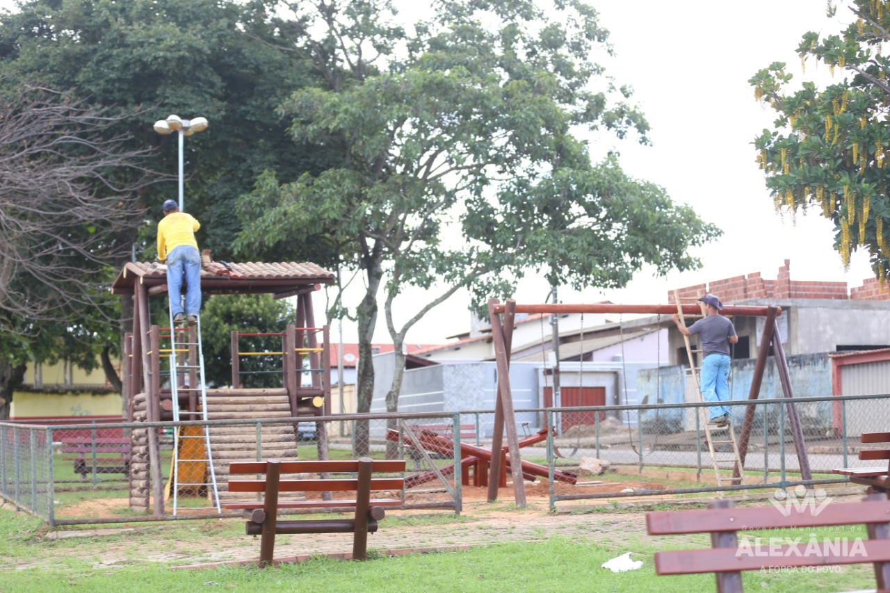 Manutenção do parquinho na Praça Delcimar Machado Lima
